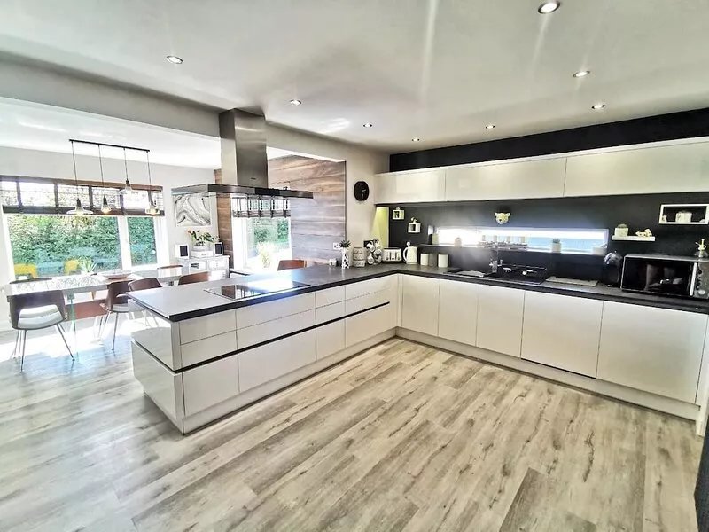 Contemporary retreat with fantastic views, hot tub and large garden