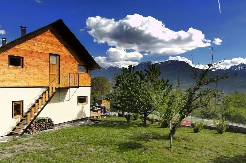 EMBRUN Apartment Type 3 Mansardé, Private Tennis in a park of 2 Hectares