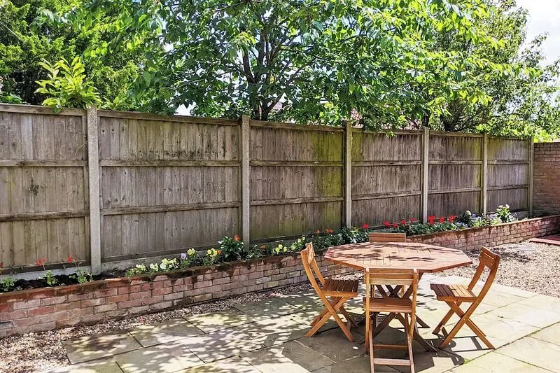 Explore Suffolk & Norfolk from this 2 bedroom, pet friendly, detatched property