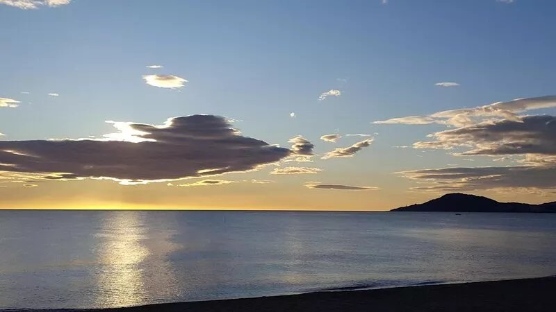 T2 label 3***AC, Internet  outdoor closed .Quiet  Beach 250 m . Shops nearby