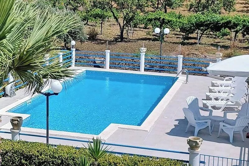 FREE WI-FI. ELEGANT INDEPENDENT VILLA WITH PRIVATE POOL SURROUNDED BY GREEN