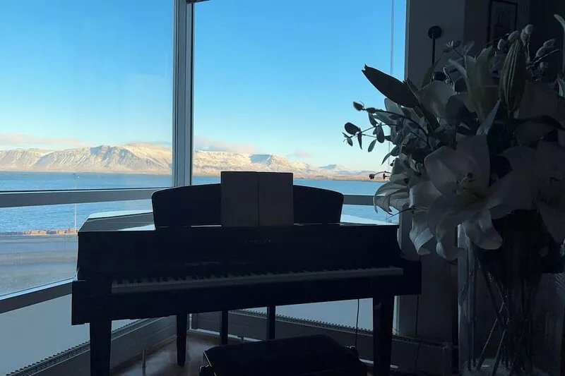 A wonderful flat with seaview in center of town
