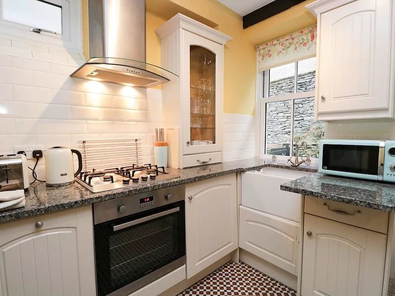 LITTLE BROOK COTTAGE, pet friendly in Bowness-On-Windermere