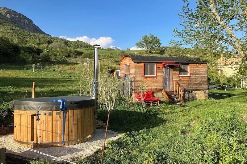 The La Croix roulott on the heights of Sisteron