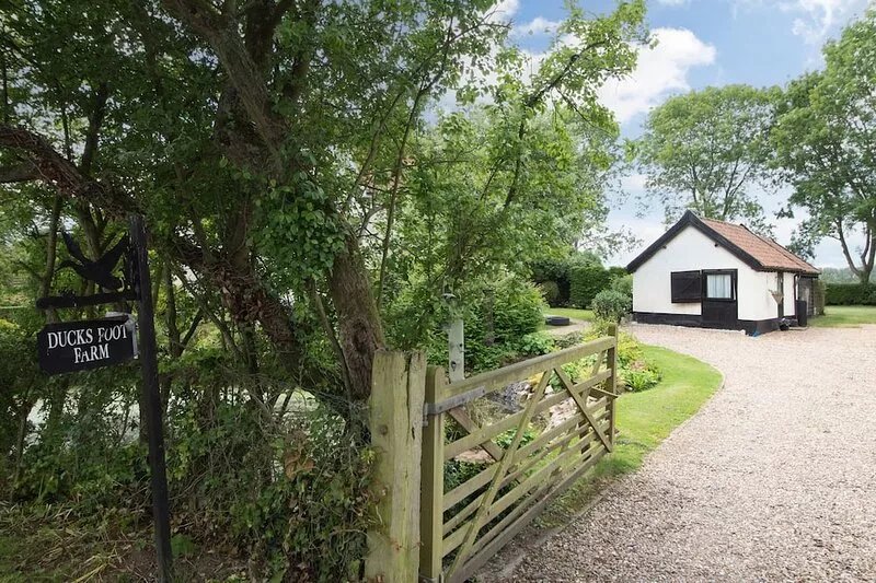 GARDEN COTTAGE, pet friendly, with a garden in Pulham Market