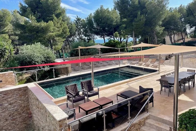 VILLA DESIGN 300M2, HEATED SWIMMING POOL, SEASIDE, 3500M2 OF FENCED GROUND