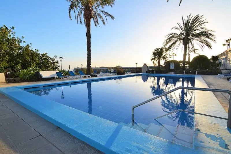 Apartment in private Villa with sea views, community pool, WIFFI.
