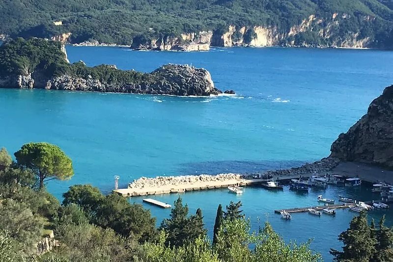 Cottage, walk to beach and tavernas, stunning sea and mountain views