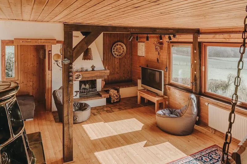 Detached hunting lodge, quiet location on the edge of the forest