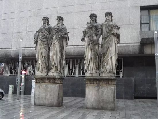 Vier Karyatiden