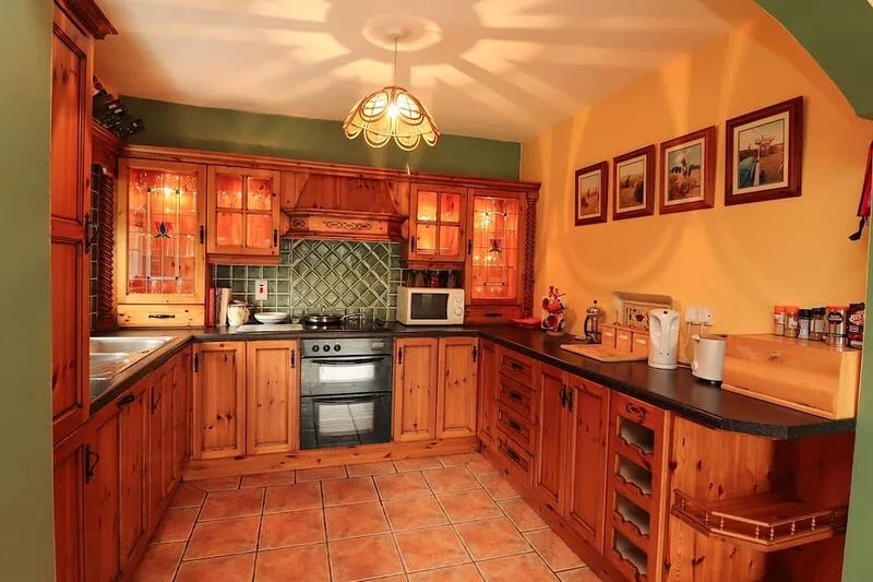 THE LODGE, pet friendly, with open fire in Beaufort, County Kerry