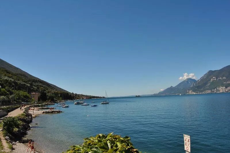 ROMANTIC and WONDERFUL LAKE VIEW wi-fi tv sat parking space discount 8%-10%-12%