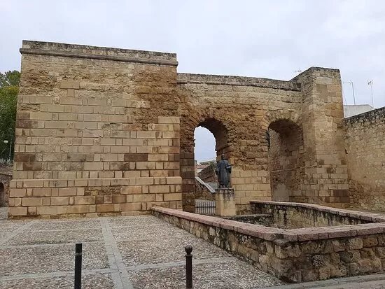 Escultura De Ibn Hazm