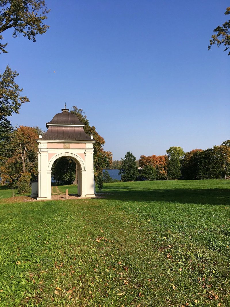 Linde Manor Ruins And Park
