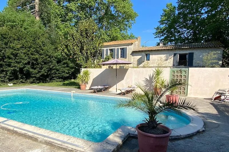 Charming Provencal farmhouse in a green setting