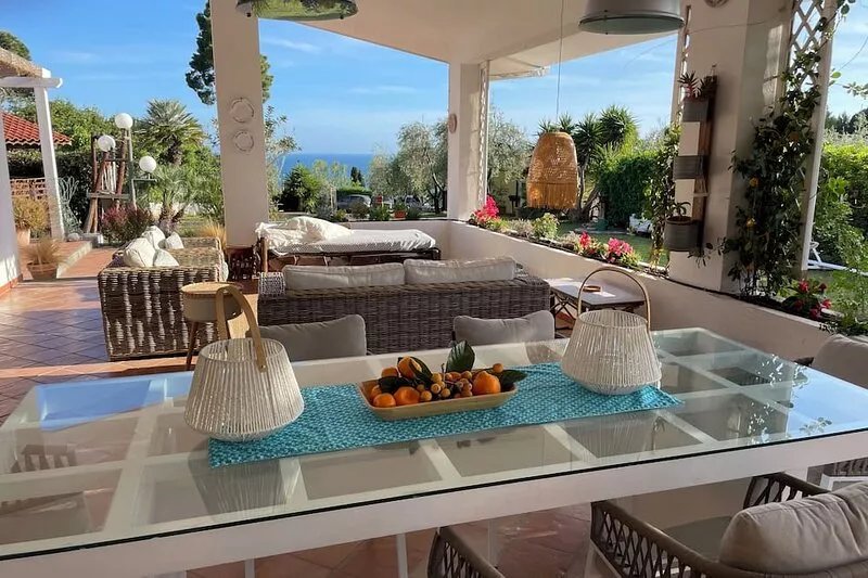 Villa Mare tra cielo mare, located on the coast between Gaeta and Sperlonga