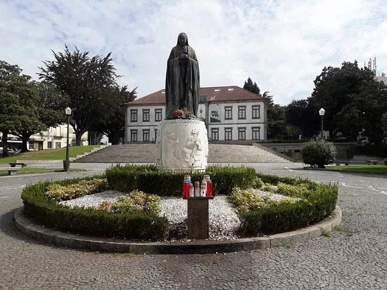 Estatua D. Silvia Cardoso