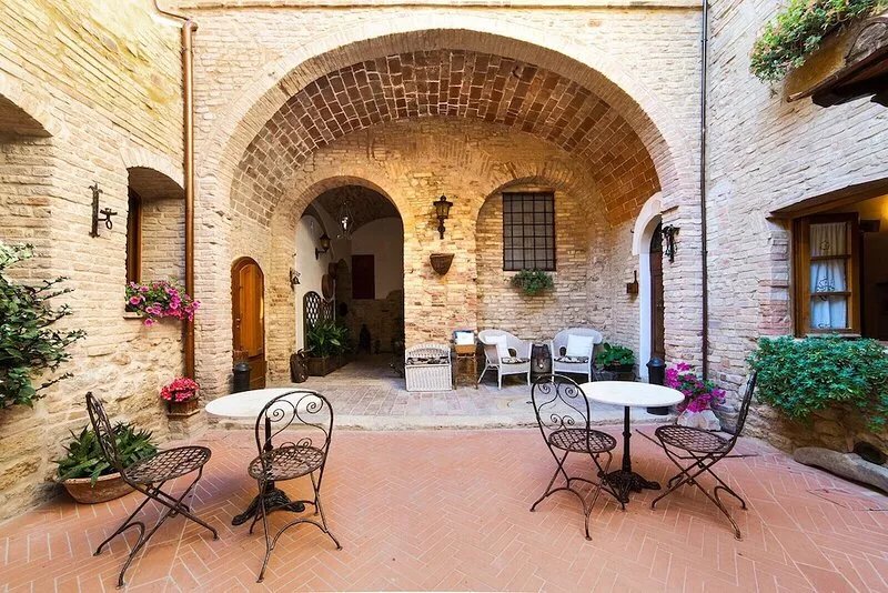 san gimignano apartment in historical center, courtyard and fast free wifi