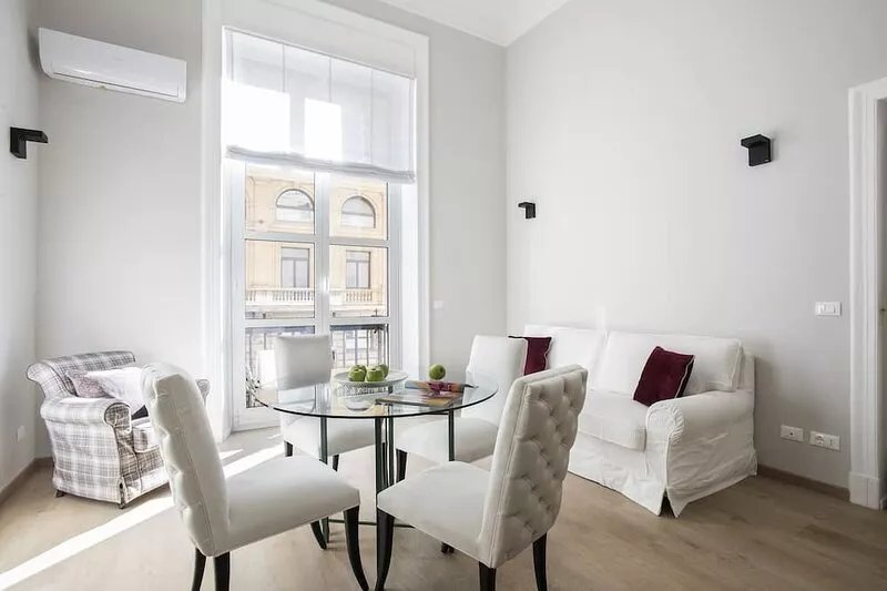 Elegant apartment with king-size bed close to Trevi Fountain