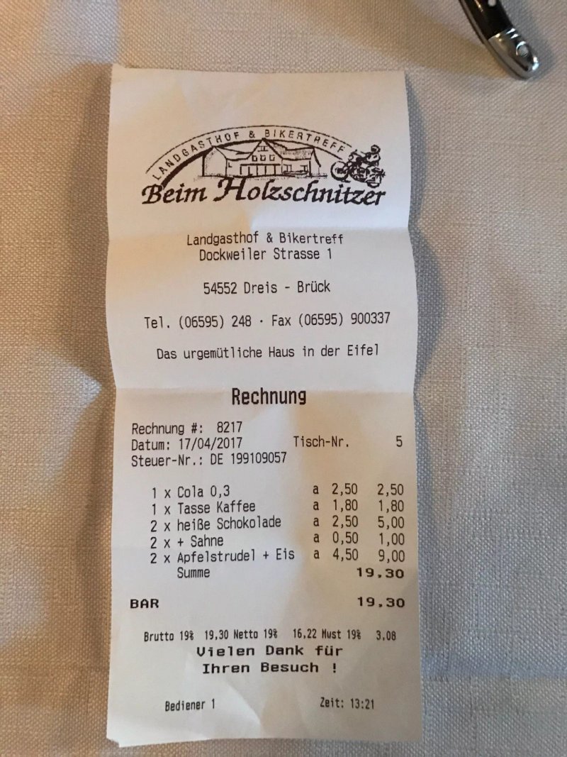 Beim Holzschnitzer