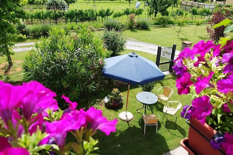 Strategic for visiting the region, close to Lucca, French and English spoken.