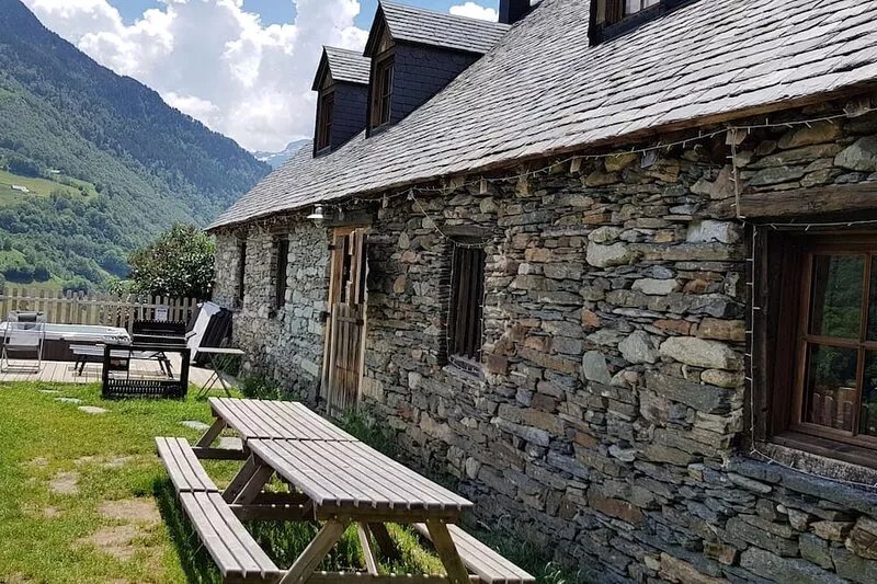 Sheepfold renovated 8 minutes from the ski slopes for 17, 13, or 4 people