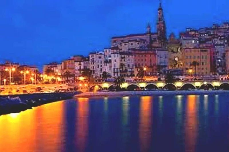 Large, charming studio with terrace overlooking the beach, old town and port