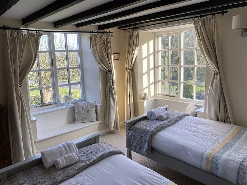 Beautiful and very spacious 4 bedroom detached cottage in picturesque village