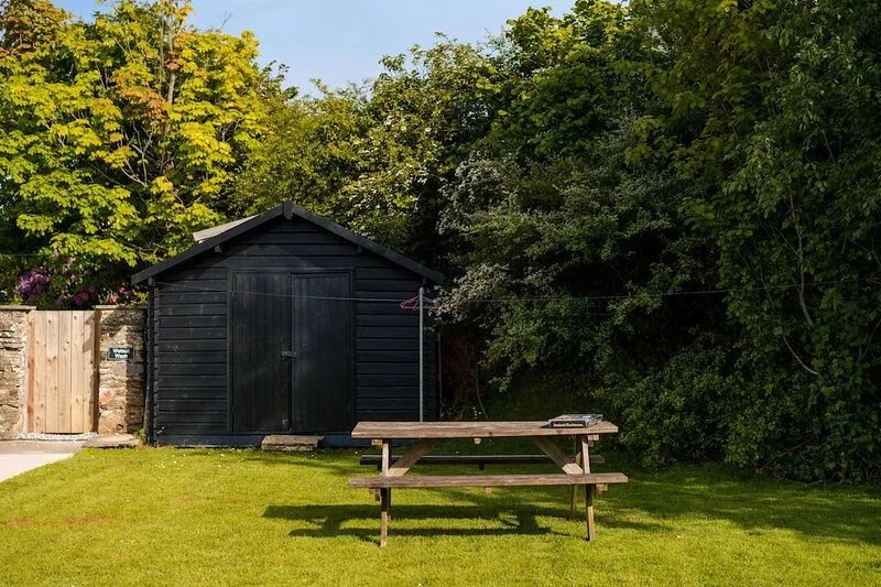 Poyers Thatched Farmhouse with Hot Tub