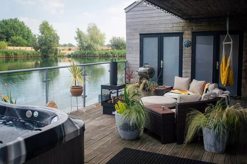 Luxury Lakeside Retreat: Mallard Lodge - Elegance and Adventure at Waters Edge