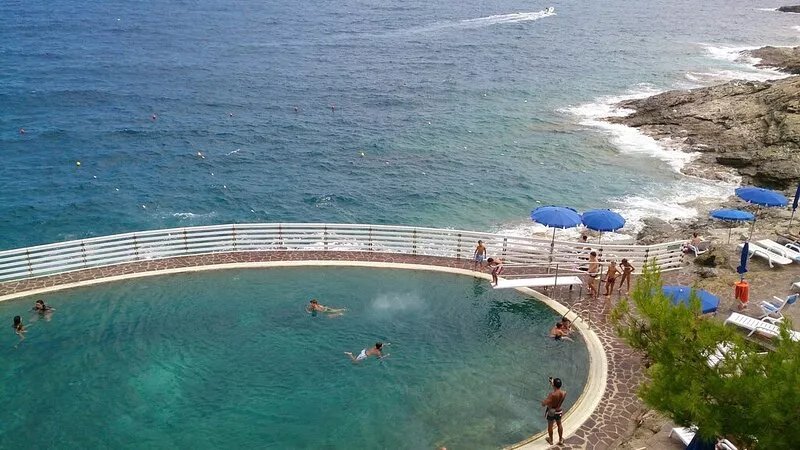 4-person terrace apartment in a private area a few steps from the sea