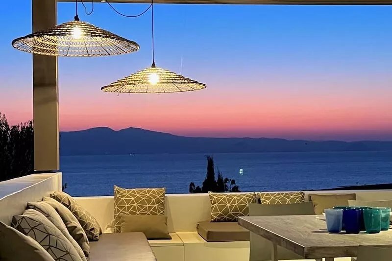 Luxury contemporary property in Naxos, up to 16 guests.