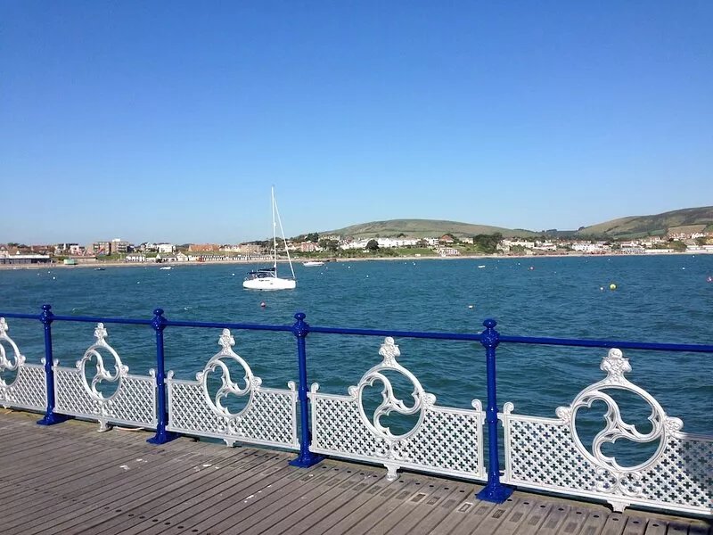 A beautifully furnished, stone cottage in Swanage with garden and parking.