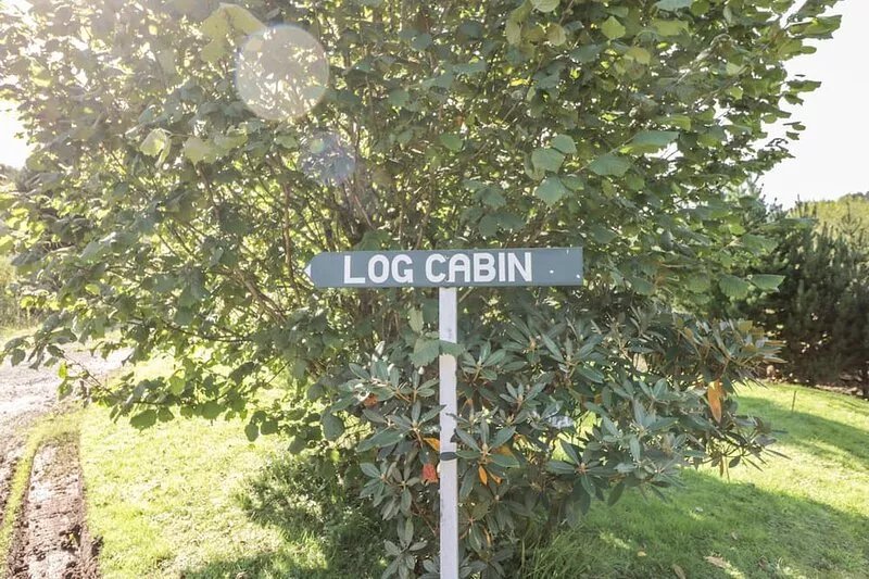 THE LOG CABIN, with hot tub in Oban