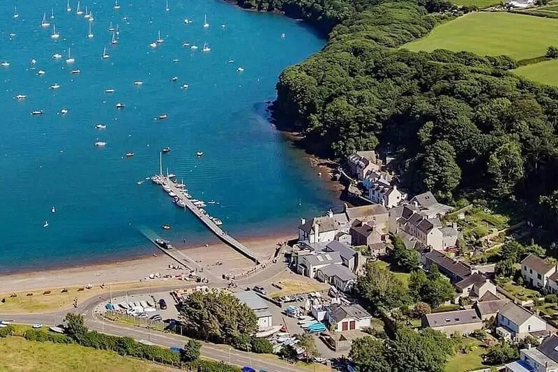 Sanderling, on Pembrokeshire coastal path Dale, sleeps 8 and
