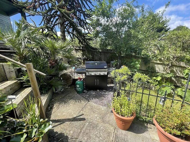 Secluded Lodge at the top of the garden. Free Parking, Dog Friendly £20 per pet
