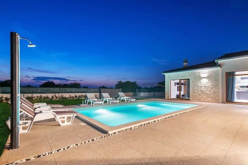 Villa with swimming pool, 500 m from the sea, TOP LOCATION, barbecue, washing