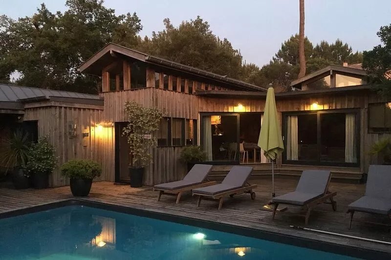 Beautiful wooden villa with heated swimming pool, in a peaceful setting between