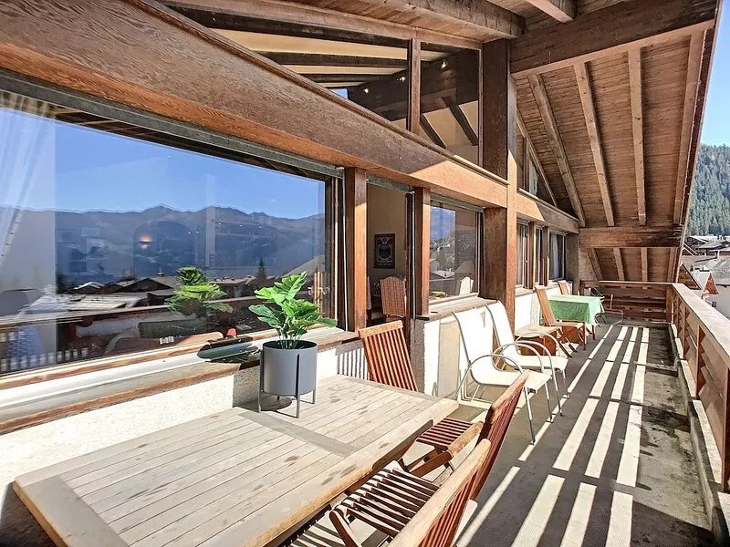 An entrance with a guest toilet, a spacious living room with fireplace and TV