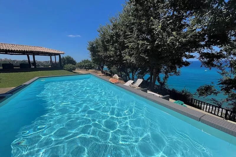 Villa on the Sea-Casale la Salamandra with pool and direct descent to the beach