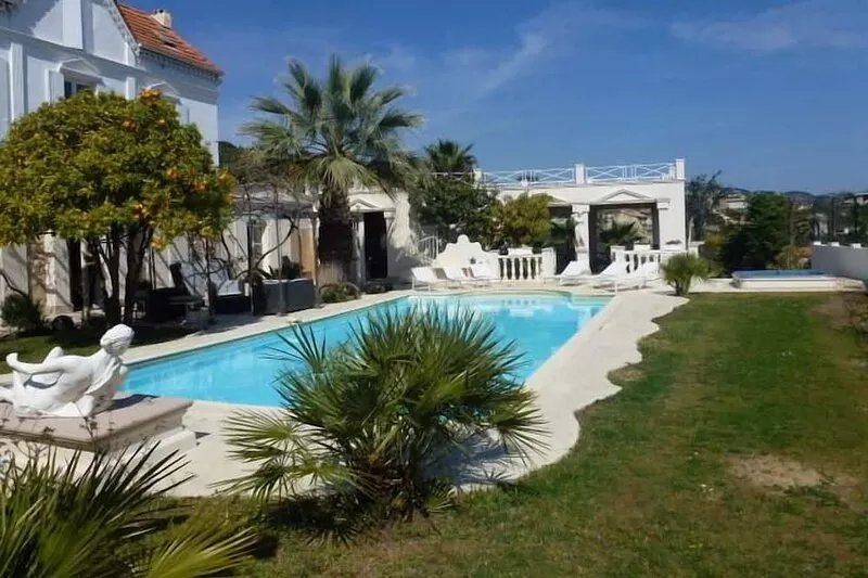 Villa, pool & garden close to Cannes and beach. 20 Guests
