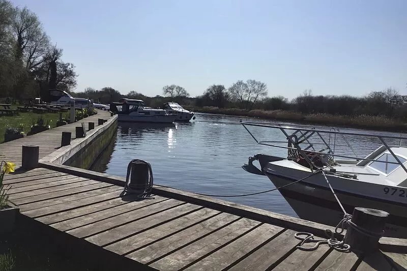 Luxury self contained holiday let, peaceful location by the Norfolk Broads.