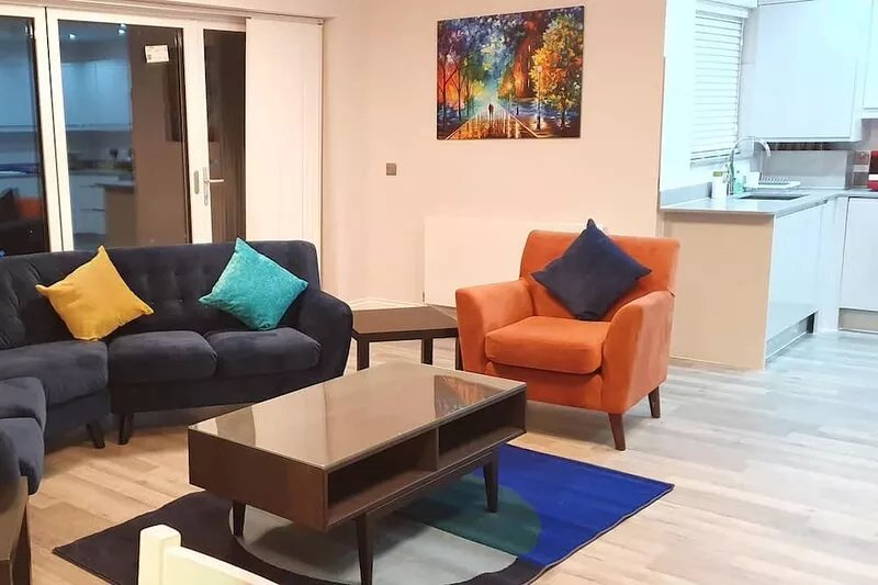 Garland Modern Spacious Apartment, Brentwood 1 with Private entrance & Parking
