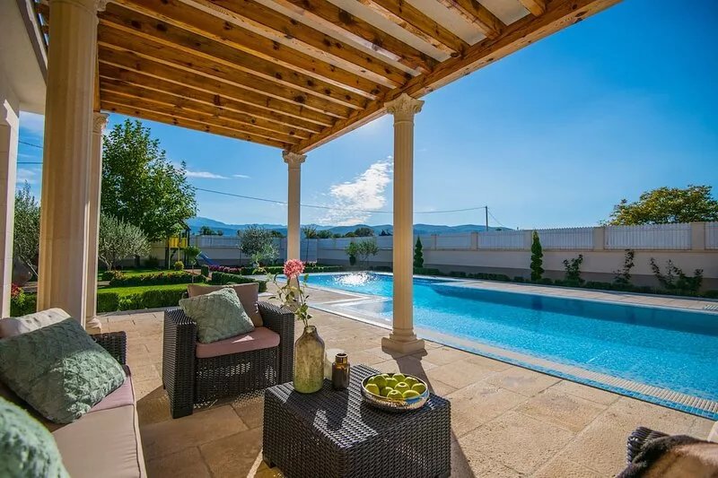 RELAX LUXURY VILLA, AMAZING MOUNTAIN VIEW, HEATED POOL, GYM, SPORTS GROUND