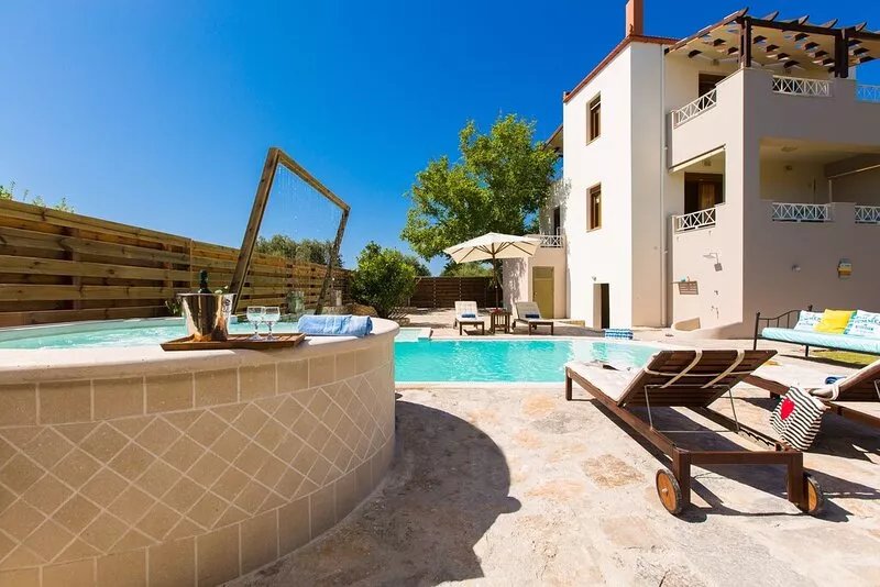 Aestas Residence, Refined Summer Retreat with Pool, Spa Whirlpool & Ping Pong