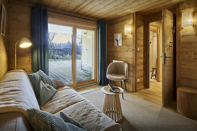 Chalet Parakima - luxury base for 15, hot tub & views - OVO Network