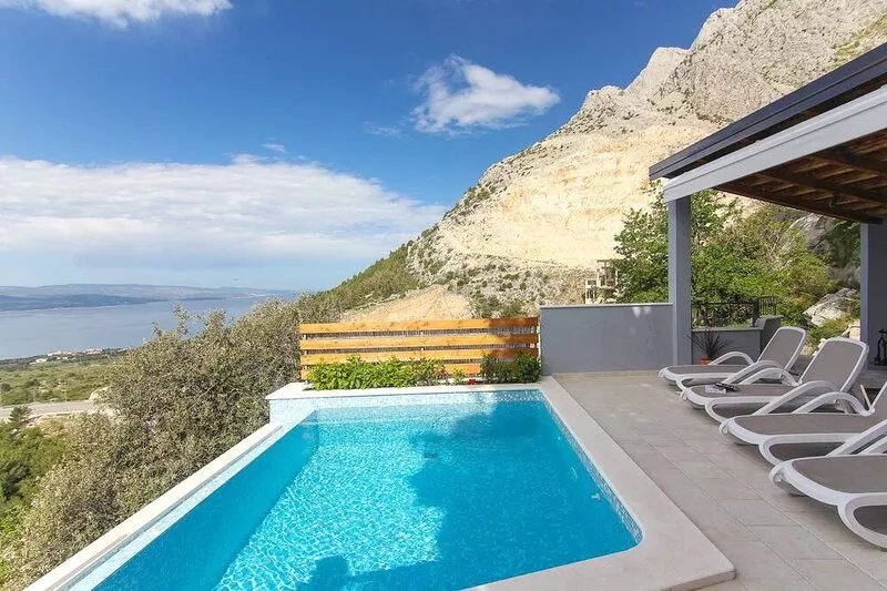 Villa with Swimmingpool, barbecue , terrace with sea view, up to 6 people