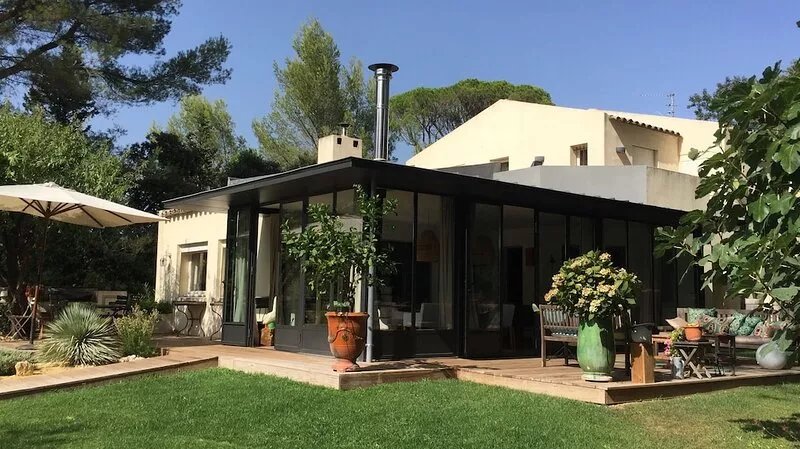 Magnificent house with swimming pool in a 5000 m2 park just a few minutes from
