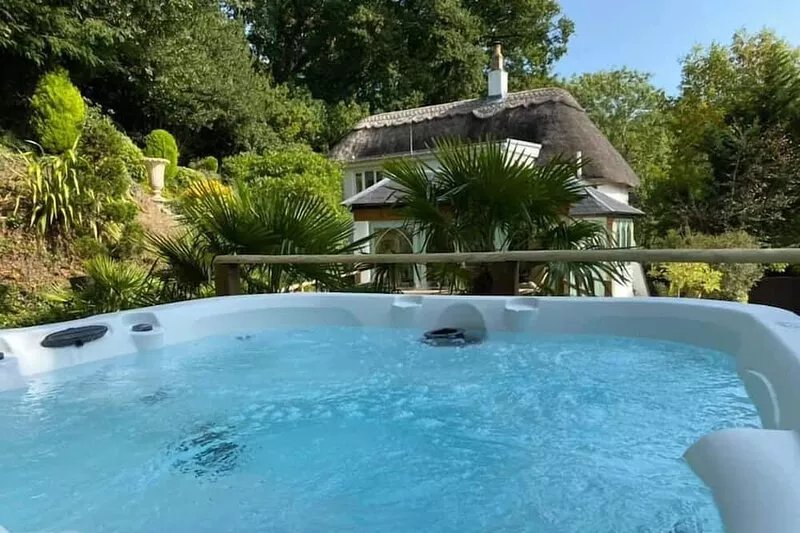 Forest Drove Cottage  New Forest Thatched Cottage