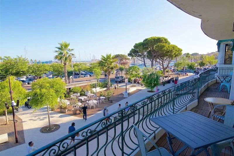 APARTMENT PORT AND CENTRAL BEACH BANDOL, PARKING